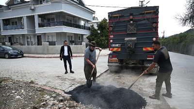 Kemer Belediyesi, Kuzdere Mahallesi’nde bozulan ve tahrip olan yollarda asfalt