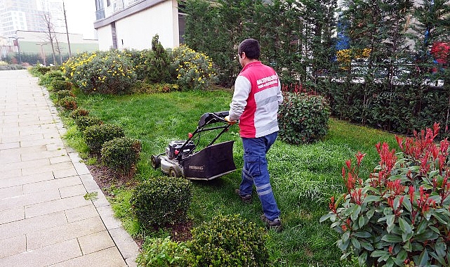 Maltepe Belediyesi, yaklaşan Ramazan Bayramı öncesi, ilçenin tüm parklarında hummalı