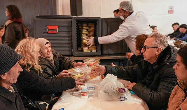 Maltepeliler, Kadir Gecesi’nde Cumhuriyet Meydanı’nda kurulan iftar çadırında oruçlarını açtı.