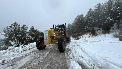 Manisa Büyükşehir Belediyesi ekipleri, Spil Dağı’nda etkili olan kar yağışıyla