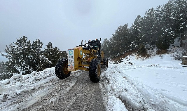 Manisa Büyükşehir Belediyesi ekipleri, Spil Dağı’nda etkili olan kar yağışıyla