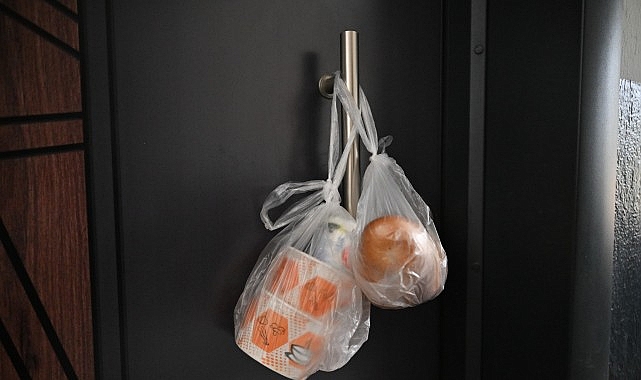 Sosyal belediyecilik anlayışıyla çalışmalarını sürdüren Manisa Büyükşehir Belediyesi, evinde yemek