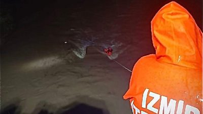 Menderes’te dereye uçan araçta mahsur kalan vatandaş, İzmir Büyükşehir Belediyesi’nin