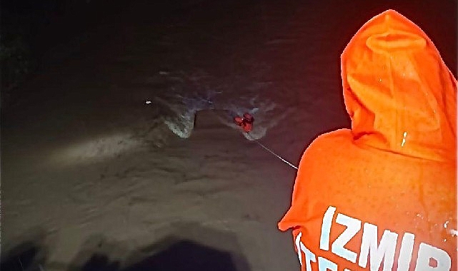 Menderes’te dereye uçan araçta mahsur kalan vatandaş, İzmir Büyükşehir Belediyesi’nin