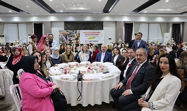 Menemenli kadınlar 8 Mart Dünya Kadınlar Günü'nü, iftar programıyla karşıladı.