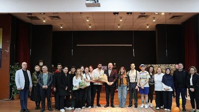 Menemen Belediye Tiyatrosu, Dünya Tiyatrolar Günü'nü sahnede kutladı. "Yaşadığım Kadarı