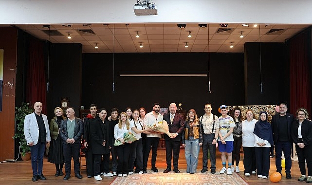 Menemen Belediye Tiyatrosu, Dünya Tiyatrolar Günü'nü sahnede kutladı. "Yaşadığım Kadarı