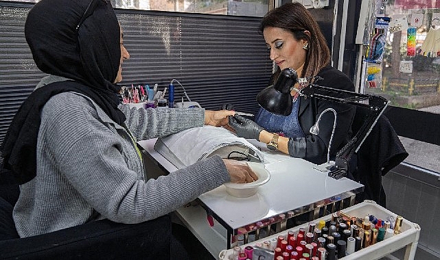 İzmir Büyükşehir Belediyesi Meslek Fabrikası’nda kuaförlük alanında farklı kurslara katılan