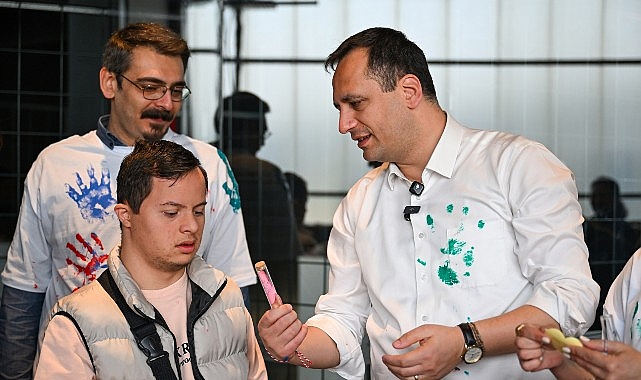 Bornovalı minikler Bornova Belediyesi’nin düzenlediği etkinlikte hazırladıkları tohum toplarını yangından