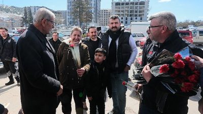 Nevşehir Belediyesi, 8 Mart Dünya Kadınlar Günü’nü çiçeklerle kutladı. Kadınların