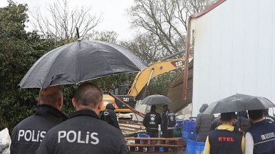 Nilüfer Belediyesi yıkım ekipleri, soğuk ve yağışlı havaya rağmen Tahtalı’da