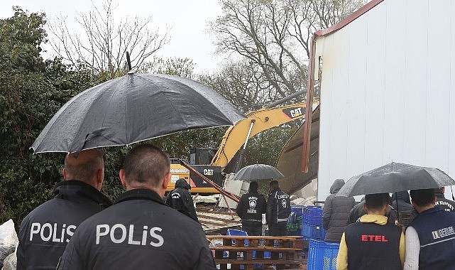 Nilüfer Belediyesi yıkım ekipleri, soğuk ve yağışlı havaya rağmen Tahtalı’da