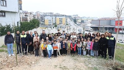 Nilüfer’de Orman Haftası kapsamında düzenlenen etkinlikte öğrenciler doğa için fidan