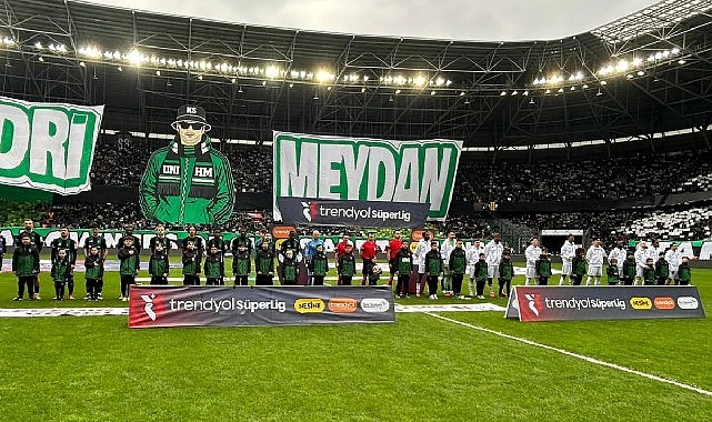 Kocaelispor’un gol sevincini sokakta yaşayan çocukların isteği gerçek oldu. Kocaeli