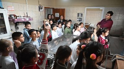 Kemer Merkez İlkokulu 3/B sınıfı öğrencileri, öğretmenleri Ezgi Duman eşliğinde