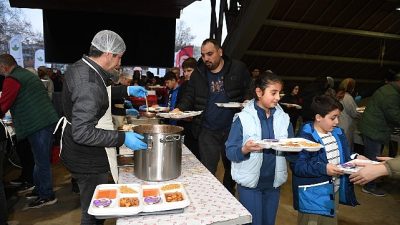 Osmangazi Belediyesi’nin 1050 Konutlar Mahallesi’nde kurduğu iftar sofrasında mahalle sakinleri