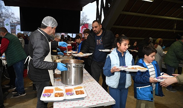 Osmangazi Belediyesi’nin 1050 Konutlar Mahallesi’nde kurduğu iftar sofrasında mahalle sakinleri