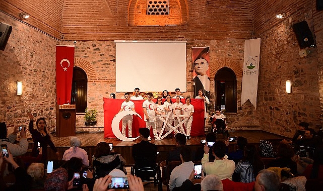 Osmangazi Belediyesi’nin düzenlediği anlamlı etkinlikte engelli çocuklar, İstiklal Marşı'nın Kabulü’nün
