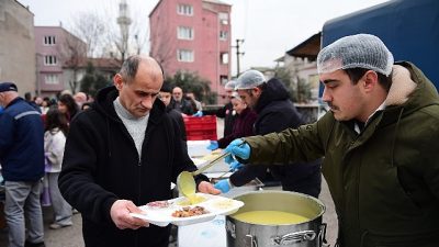 Osmangazi Belediyesi’nin Ramazan ayı boyunca mahalle mahalle kurduğu iftar sofralarının