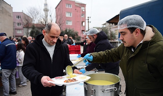 Osmangazi Belediyesi’nin Ramazan ayı boyunca mahalle mahalle kurduğu iftar sofralarının