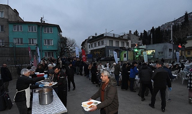 Ramazan ayının manevi atmosferi Osmangazi’de kurulan gönül sofralarında yaşanmaya devam