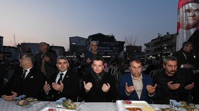 Osmangazi Belediyesi’nin Bağlarbaşı Mahallesi’nde kurduğu gönül sofrası, yüzlerce vatandaşı Ramazan’ın