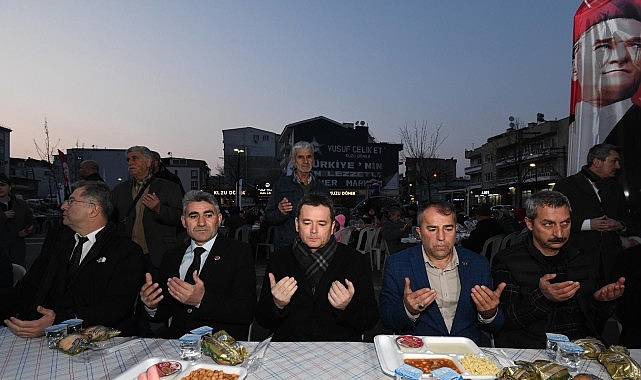 Osmangazi Belediyesi’nin Bağlarbaşı Mahallesi’nde kurduğu gönül sofrası, yüzlerce vatandaşı Ramazan’ın