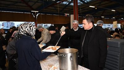 Osmangazi Belediyesi’nin mahalle iftarları kapsamında Hamitler Mahallesi’nde kurduğu gönül sofrası,