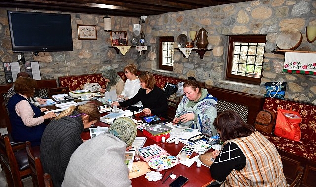 Osmangazi Belediyesi’nin hayata geçirdiği minyatür kursu, kadınların yoğun ilgisiyle kültürel