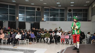 Osmangazi Belediyesi’nin Ovaakça Mahallesi’nde düzenlediği Karagöz orta oyunu ve sihirbazlık