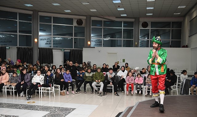 Osmangazi Belediyesi’nin Ovaakça Mahallesi’nde düzenlediği Karagöz orta oyunu ve sihirbazlık