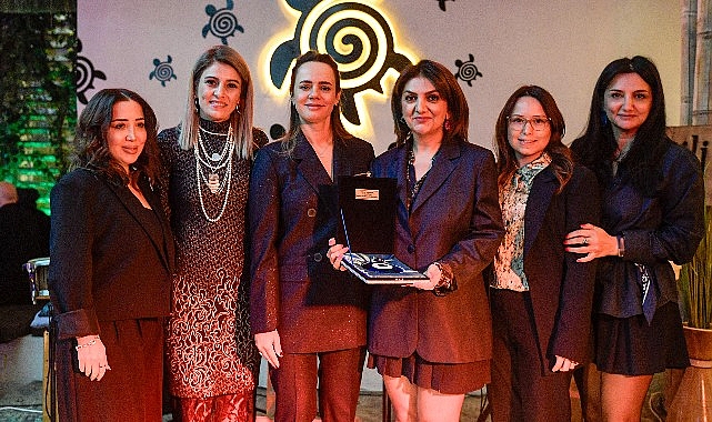 İzmir Büyükşehir Belediye Başkanı Dr. Cemil Tugay’ın eşi Öznur Tugay,