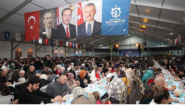 Kocaeli Büyükşehir Belediyesi tarafından İzmit Kent Meydanı’nda kurulan Ramazan Çadırı,