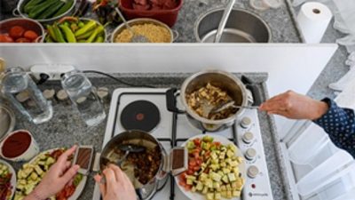 İzmir Büyükşehir Belediyesi, kadınların bir araya gelerek sağlıklı ve ekonomik