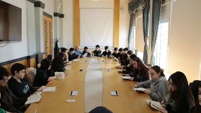 Kocaeli Büyükşehir Belediyesi’nin düzenlediği “Samanyolu’nda Ziyafet” isimli okuma programına gençler