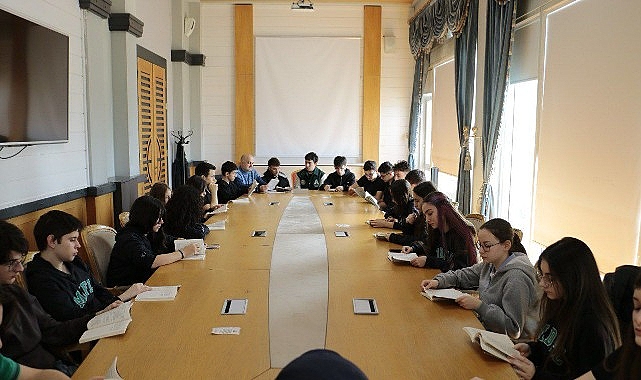 Kocaeli Büyükşehir Belediyesi’nin düzenlediği “Samanyolu’nda Ziyafet” isimli okuma programına gençler