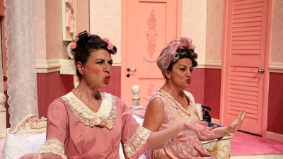 İstanbul Büyükşehir Belediyesi Şehir Tiyatroları, en beğenilen komedilerinden “Yatak Odası