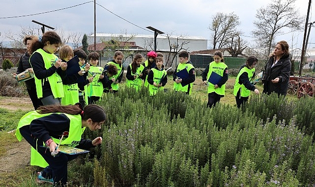 Nilüfer Belediyesi’nin düzenlediği “Bostan Kaşifleri” projesiyle toprakla bağ kuran 15