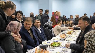 İzmir Büyükşehir Belediyesinin ev sahipliğinde Bayındır’ın Zeytinova Mahallesi'nde düzenlenen sahur