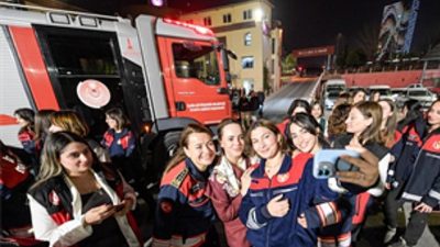 İzmir Büyükşehir Belediye Başkanı Dr. Cemil Tugay’ın eşi Öznur Tugay,