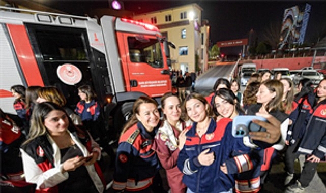 İzmir Büyükşehir Belediye Başkanı Dr. Cemil Tugay’ın eşi Öznur Tugay,