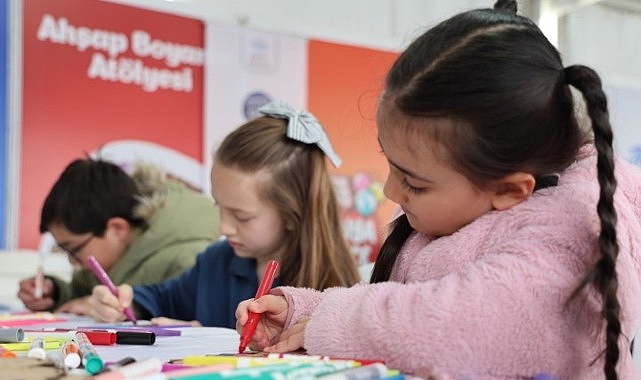 Kocaeli Büyükşehir Belediyesi’nin İzmit Milli İrade Meydanı’nda düzenlediği 23 Nisan