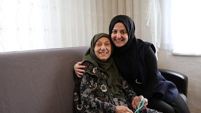 Kartepe Belediyesi, ilçede yalnız yaşayan yaşlı vatandaşları sadece ihtiyaç anlarında