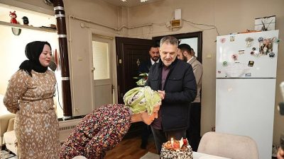 Bayrampaşa Belediye Başkan Vekili İbrahim Akın, kanseri yenen Zümrüte Oral’ı