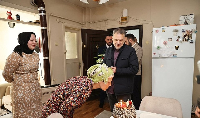 Bayrampaşa Belediye Başkan Vekili İbrahim Akın, kanseri yenen Zümrüte Oral’ı