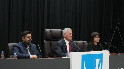 Aliağa Belediyesi Meclisi’nde 2025 yılı Faaliyet Raporu’nun görüşülmesi için yapılan