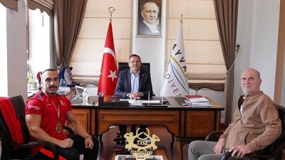 Ayvalık’ta spor camiasını gururlandıran bir başarıya imza atıldı. Ayvalıklı vücut