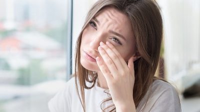 Bahar aylarında polen, toz ve diğer alerjenlerin artması, kontakt lens