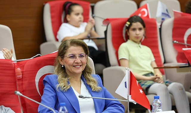 Bakırköy Belediyesi’nin 23 Nisan’a özel düzenlediği çocuk meclisinde minik üyeler,