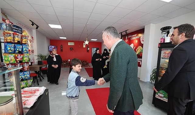 Kocaeli Büyükşehir Belediye Başkanı Tahir Büyükakın, Gölcük’te Selviden Patisserie’nin, Başiskele’de